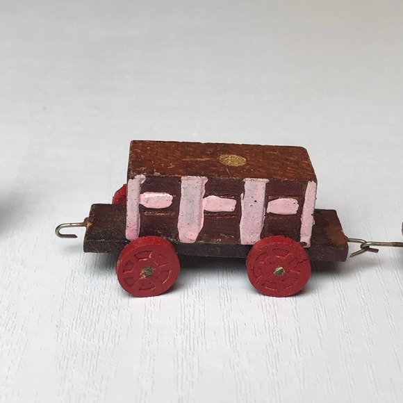 Vintage Miniatures Mini Figures Figurines Peg Man & Painted Taiwan Train Carts - Picture 4 of 10